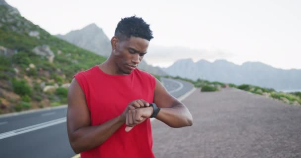 Homem Afro Americano Usando Uma Banda Fitness Enquanto Estava Estrada — Vídeo de Stock