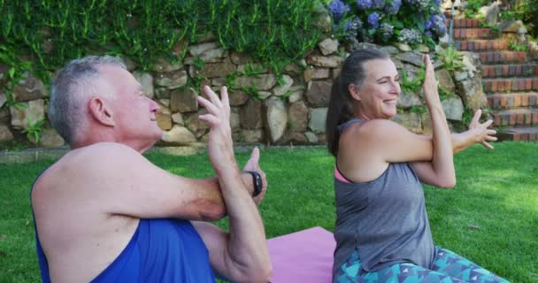 Kaukasisch Seniorenpaar Dat Samen Stretching Oefeningen Doet Tuin Zichzelf Isoleren — Stockvideo