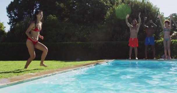 Divertido Grupo Amigos Divertindo Pulando Uma Piscina Sair Relaxar Livre — Vídeo de Stock