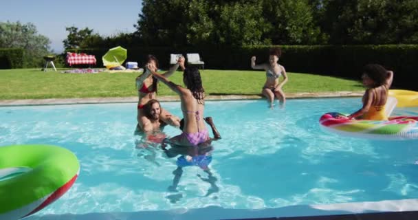 Divertido Grupo Amigos Divertindo Jogando Piscina Sair Relaxar Livre Verão — Vídeo de Stock