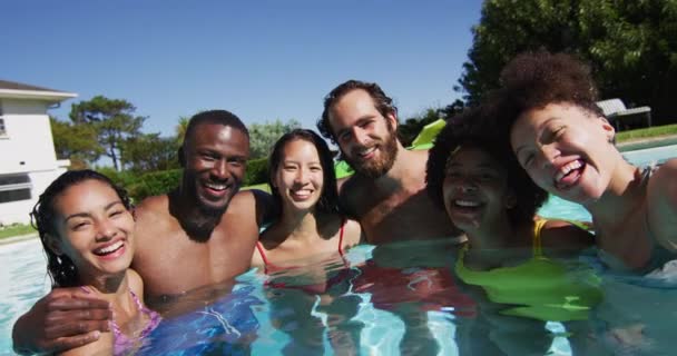 Diverse Freunde Haben Spaß Dabei Ein Selfie Schwimmbad Machen Sommer — Stockvideo