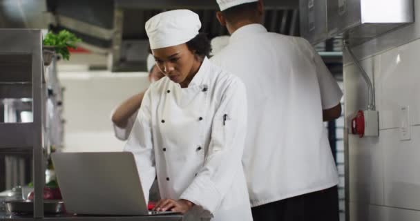 Африканська Американська Жінка Шеф Кухар Використовує Ноутбук Кухні Ресторану Працюю — стокове відео