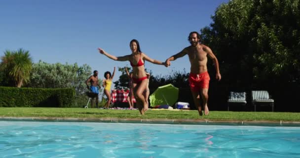 Vielfältige Freunde Haben Spaß Beim Sprung Ein Schwimmbad Sommer Freien — Stockvideo