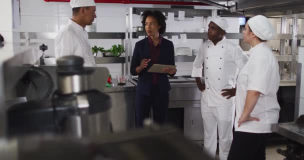 Africká Americká Manažerka Používá Tablet Mluví Kuchaři Práce Rušné Kuchyni — Stock video