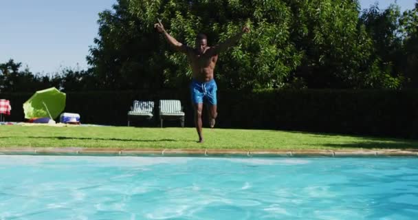 Karışık Irk Yüzme Havuzuna Atlarken Eğleniyor Yazın Dışarıda Takılıp Dinleniyorum — Stok video
