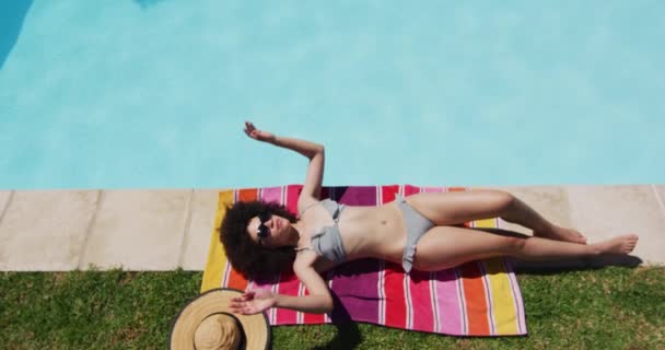 Mischlingshündin Liegt Auf Decke Und Sonnt Sich Pool Sommer Freien — Stockvideo