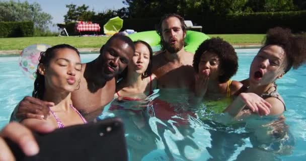 Diverse Freunde Haben Spaß Dabei Ein Selfie Schwimmbad Machen Sommer — Stockvideo