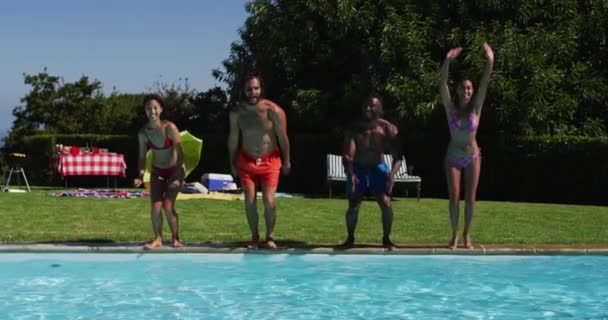 Grupo Diverso Amigos Que Saltam Uma Piscina Sair Relaxar Livre — Vídeo de Stock