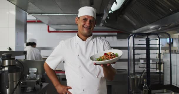 Retrato Chef Masculino Raza Mixta Presentando Plato Mirando Cámara Trabajando — Vídeos de Stock