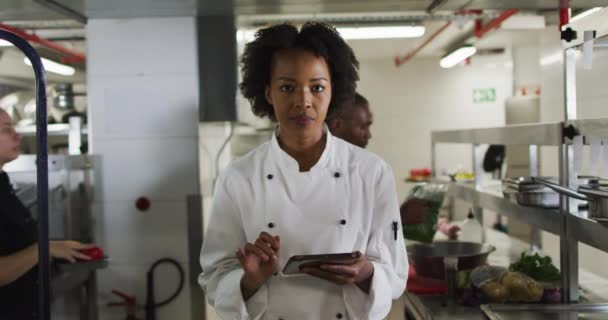 아프리카 미국인 요리사가 태블릿을 카메라를 식당에서 일하는 — 비디오