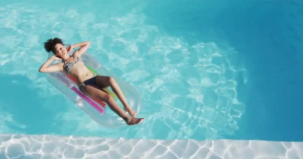 Mulher Raça Mista Que Diverte Tomando Banho Sol Inflável Piscina — Vídeo de Stock