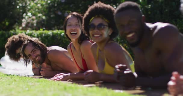 不同的一群朋友站在游泳池边聊天 看着摄像机 夏天在户外消磨时光 — 图库视频影像