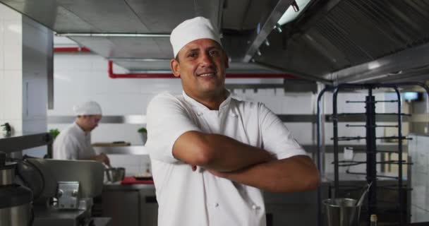 Portret Van Gemengde Ras Mannelijke Chef Kok Met Gekruiste Armen — Stockvideo