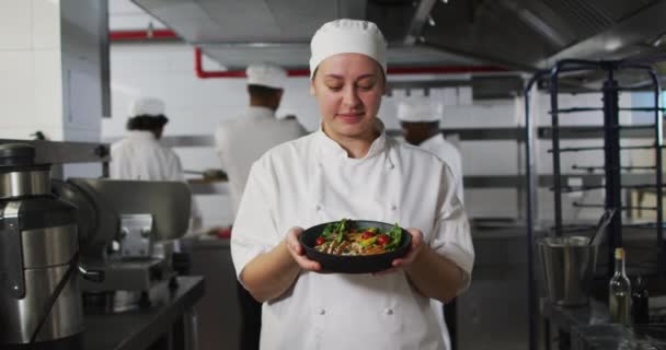 Portrét Kavkazské Kuchařky Která Prezentuje Jídlo Dívá Kamery Práce Rušné — Stock video