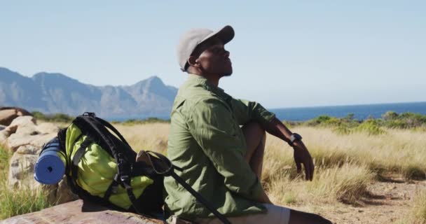 Afro Amerikaanse Man Wandelen Het Platteland Aan Kust Nemen Een — Stockvideo