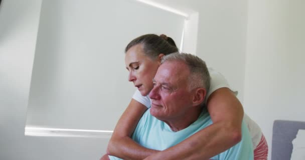 Femme Âgée Caucasienne Étreignant Son Mari Par Derrière Maison Rester — Video