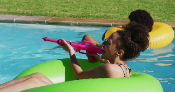 不同的朋友在游泳池里玩水枪玩乐 夏天在户外消磨时光 — 图库视频影像