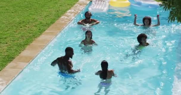 许多朋友在游泳池里玩得很开心 夏天在户外消磨时光 — 图库视频影像