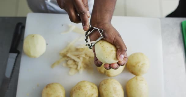 Midsection Africano Americano Chef Feminino Descascando Batatas Cozinha Restaurante Trabalhando — Vídeo de Stock