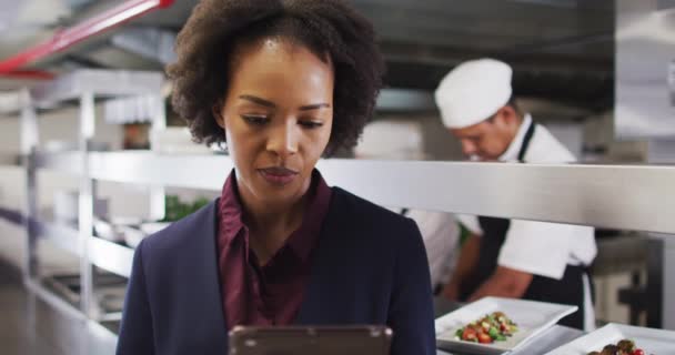 Retrato Del Gerente Afroamericano Usando Tableta Cocina Del Restaurante Trabajando — Vídeos de Stock