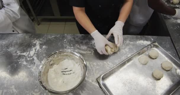 Midsection Chef Feminino Caucasiano Que Usa Luvas Borracha Prepara Massa — Vídeo de Stock