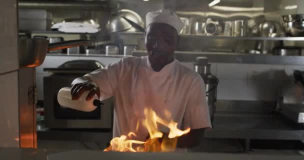 Afro Amerikalı Aşçı Restoran Mutfağında Tavada Kızarıyor Yoğun Bir Lokanta — Stok video