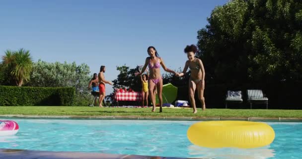 Vielfältige Freunde Haben Spaß Beim Sprung Ein Schwimmbad Sommer Freien — Stockvideo