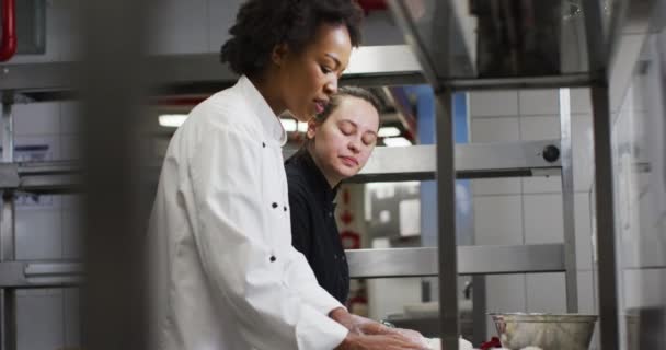 Duas Chefs Femininas Diversas Preparando Massa Conversando Cozinha Restaurante Trabalhando — Vídeo de Stock