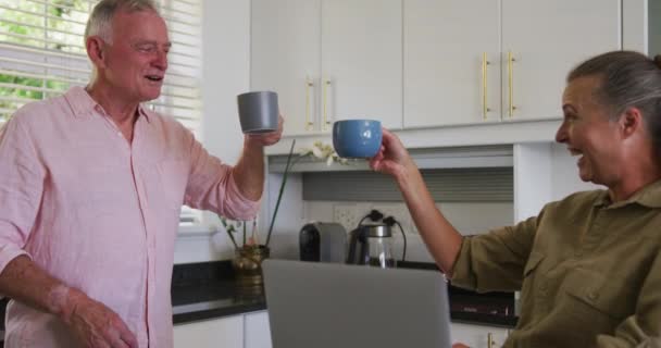 Kaukasiske Senior Par Drikker Kaffe Sammen Køkkenet Derhjemme Opholder Sig – Stock-video
