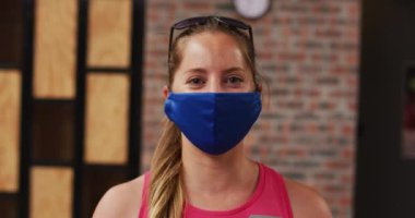 Kafkasyalı kadın portresi. Yüzünde güneş gözlüğü olan, gülümseyen bir yüz maskesi vardı. Coronavirus covid-19 salgını sırasında spor ve boş zaman.