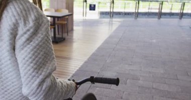 Sokakta bisiklete binen rastalı ırklı bir adam. Yeşil kentsel yaşam tarzı, şehirde geziyor..