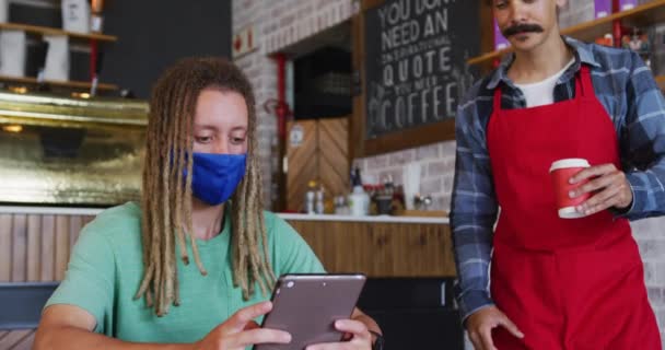 Barista Masculino Raza Mixta Con Rastas Que Sirven Café Cliente — Vídeo de stock