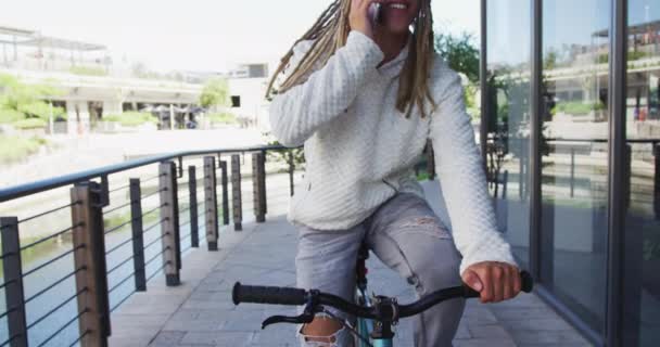 Hombre Raza Mixta Con Rastas Montando Una Bicicleta Calle Hablando — Vídeos de Stock