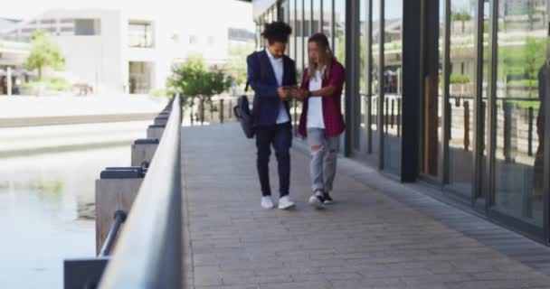 Deux Amis Masculins Divers Marchant Dans Rue Aide Une Tablette — Video