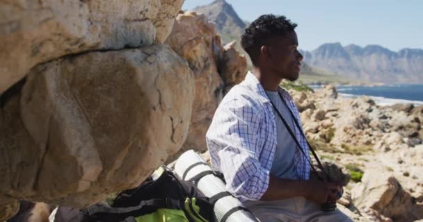 Afrykański Amerykanin Wędrujący Okolicy Robiący Zdjęcia Przy Wybrzeżu Trening Fitness — Wideo stockowe