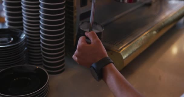 Händer Blandras Manliga Barista Bär Ett Förkläde Förbereder Hämtmat Kaffe — Stockvideo