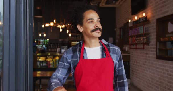 Mieszane Rasy Męskiej Barista Wąsami Opierając Się Drzwiach Kawiarni Uśmiechając — Wideo stockowe
