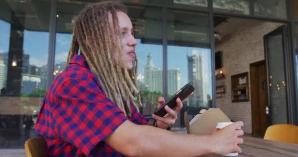 Uomo Razza Mista Con Dreadlocks Seduto Tavola Fuori Caffè Bere — Video Stock