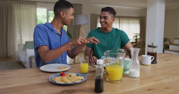 Gelukkig Gemengd Ras Homo Mannelijk Paar Pannenkoeken Eten Als Ontbijt — Stockvideo