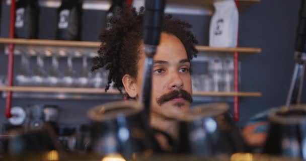 Männlicher Barista Gemischter Rasse Mit Schnurrbart Bereitet Kaffee Zum Mitnehmen — Stockvideo