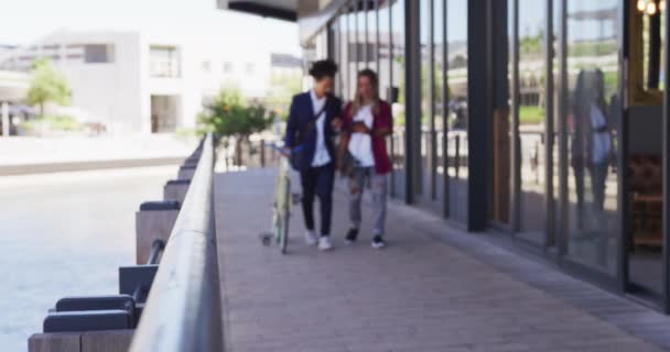 Dois Amigos Homens Diversos Andando Rua Usando Tablet Digital Andando — Vídeo de Stock