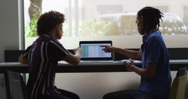 Ofisteki sıradan bir toplantıda çeşitli iş arkadaşları tartışıyorlar. İş arkadaşları birlikte çalışıyor..