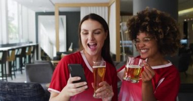 Çeşitli mutlu arkadaşlar maç izleyip, bira içip, barda selfie çekiyorlar. Boş zamanlarımızda sosyalleşiyoruz..