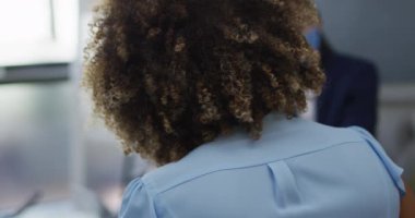 Sıradan bir toplantıda yüz maskesi takan çeşitli iş arkadaşları. Coronavirus covid 19 salgını sırasında iş arkadaşları birlikte çalışıyor..