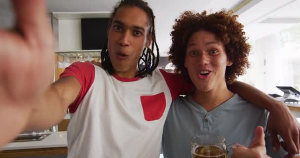 Olika Grupper Glada Vänner Tittar Match Dricka Och Selfie Bar — Stockvideo