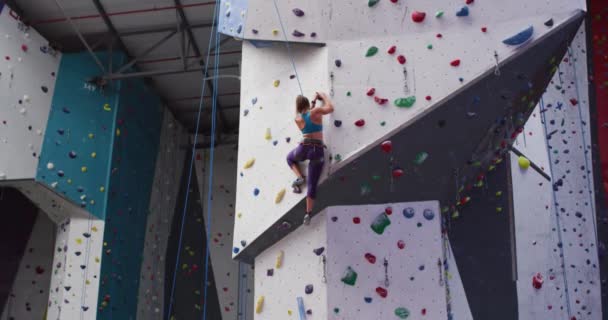Caucasian Woman Wearing Face Mask Climbing Wall Indoor Climbing Wall — Stock Video