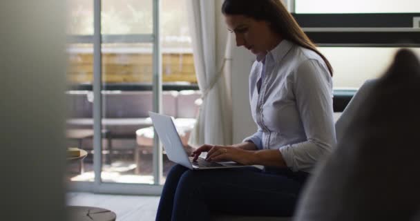 白种人女人在办公室用笔记本电脑做文书工作 商界同事携手合作 — 图库视频影像