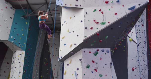 Mujer Caucásica Con Máscara Facial Escalando Pared Pared Escalada Interior — Vídeos de Stock