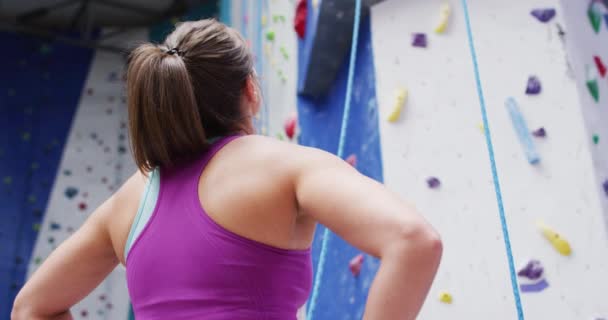 Rear View Caucasian Woman Preparing Climb Wall Indoor Climbing Wall — Stock Video