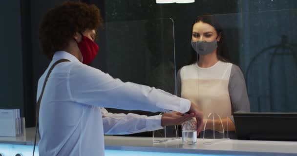 남자와 담당자 리셉션 데스크에서 마스크를 착용하고 있습니다 코로나 바이러스가 유행하던 — 비디오